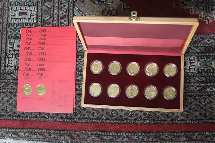 Kompletní sada mincí  5000 Kč HRADY ČESKÉ REPUBLIKY - BK , SLEVA !  PRODÁNO 